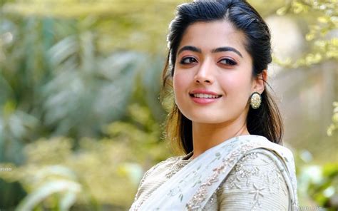  Rashmika Mandanna's Bollywood Debut Sparks Frenzy: A Charming Actress Steps onto a New Stage!